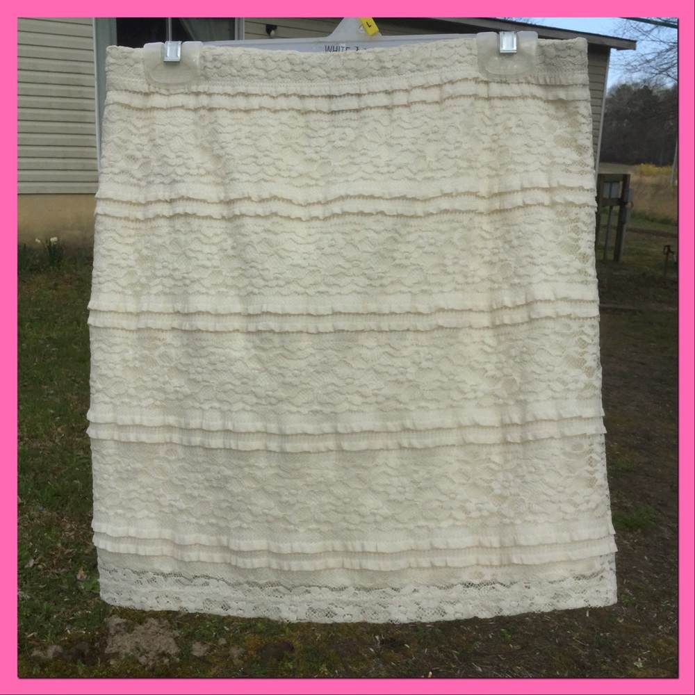 Cream Lace Mini - Picture 3 of 3
